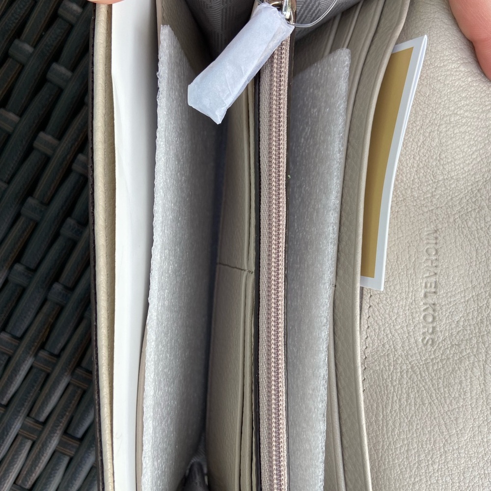 Michael KORS Beige wallet NEW - Picture 2 of 2